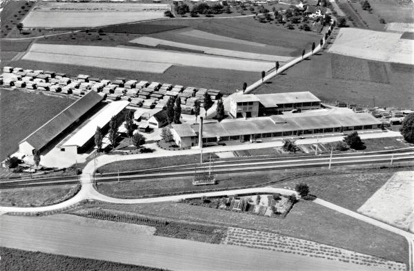 Flugaufnahme von Otelfingen: Fabrikareal Kindt AG | Bahnhofstrasse/Würenloserstrasse | um 1960