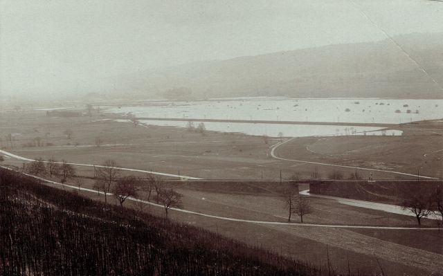 Postkarte von Otelfingen: Riet Überschwemmung links 1918