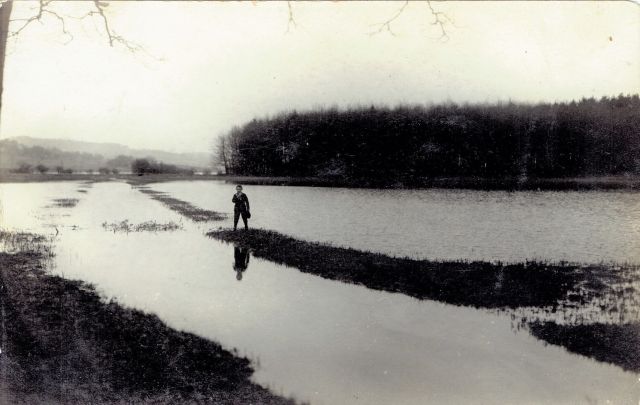 Postkarte von Otelfingen: Rietgraben überschwemmt um 1915