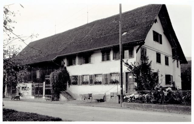 Postkarte von Otelfingen: Landstrasse 19 um 1940