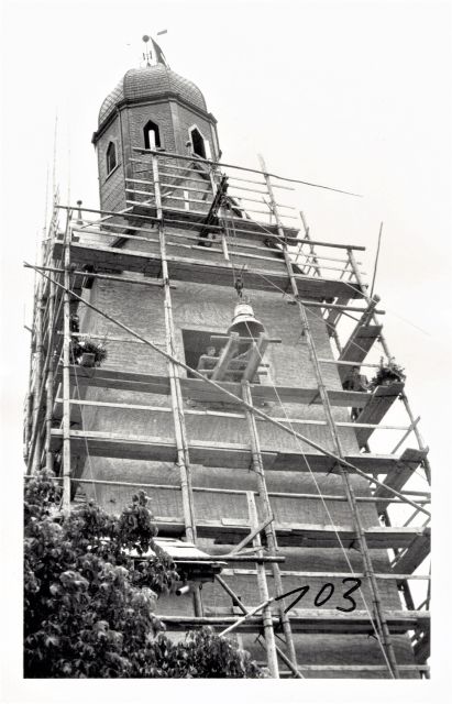Postkarte von Otelfingen: Reformierte Kirche Glockenaufzug 1957