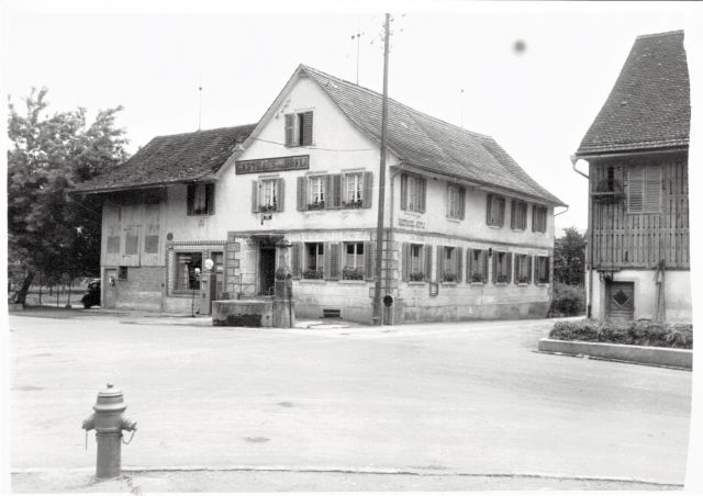 Postkarte von Otelfingen: Landstrasse 26 1953