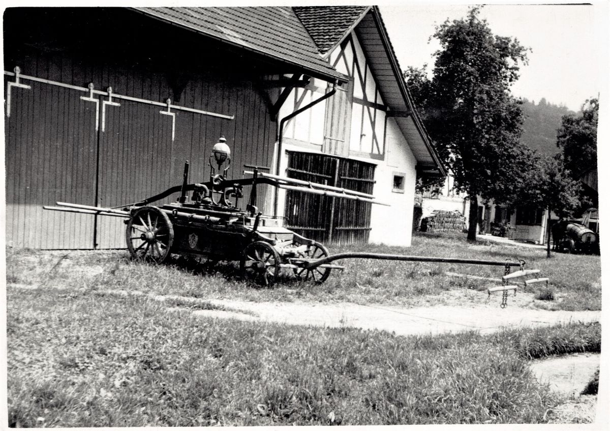 Ansichtskarte von Otelfingen: Feuerspritze von 1838 | 1953