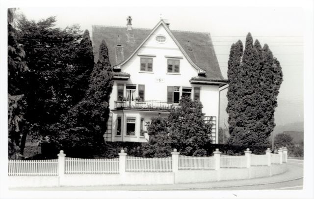 Postkarte von Otelfingen: Bahnhofstrasse 46 um 1950