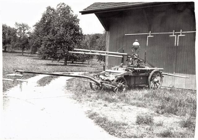 Postkarte von Otelfingen: Feuerspritze von 1838 1953