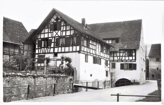 Postkarte von Otelfingen: Hinterdorfstrasse 28 / Mühlegasse 1 1953